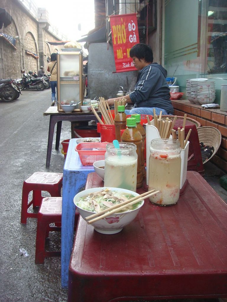 800px-Street_vendor_pho_ga_Hanoi