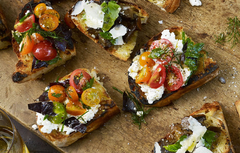 grilled-bread-with-ricotta-and-tomatoes-940x600 (1)