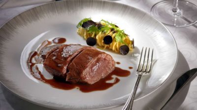 充滿暴力美學的料理秀：源自 19 世紀的法式榨鴨