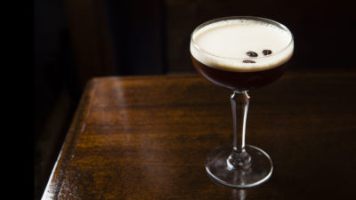 【經典調酒故事】內含咖啡因的當代經典：濃縮咖啡馬丁尼 Espresso Martini